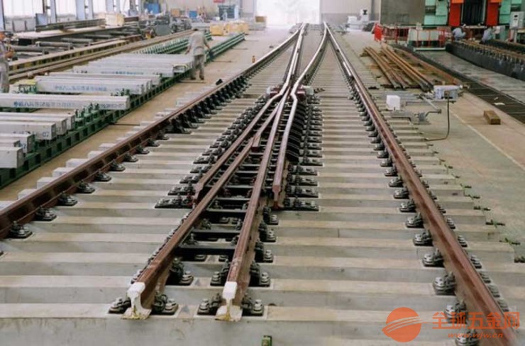 实践表明,可动心轨辙叉的使用寿命为同型号高锰钢整铸辙叉的6～9倍