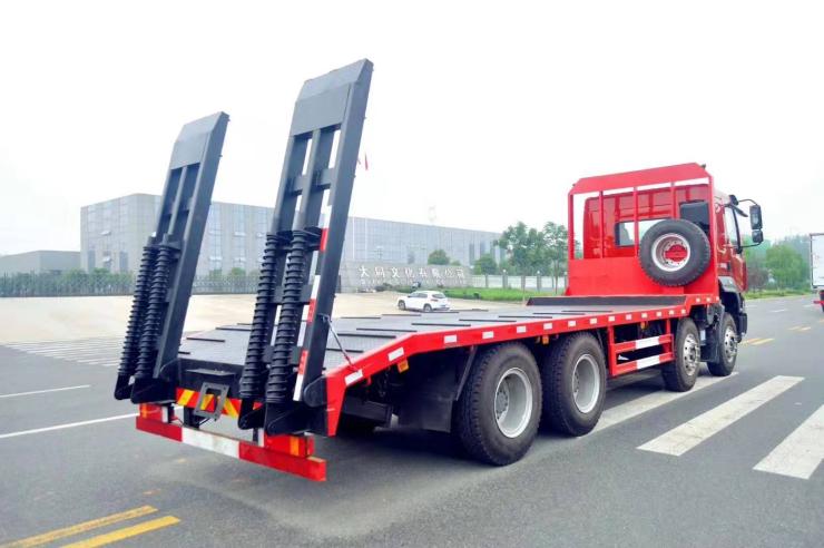 新款平板拖车带随车吊拉180挖机的的平板车挖机拖车价格