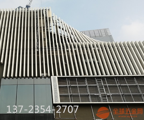 东莞铝东城单板吊顶设计造型:室内冲孔板 室外铝方管造型