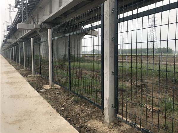 高铁沿线防护网哪里好_高铁沿线防护网哪里生产 铁路防护栅栏