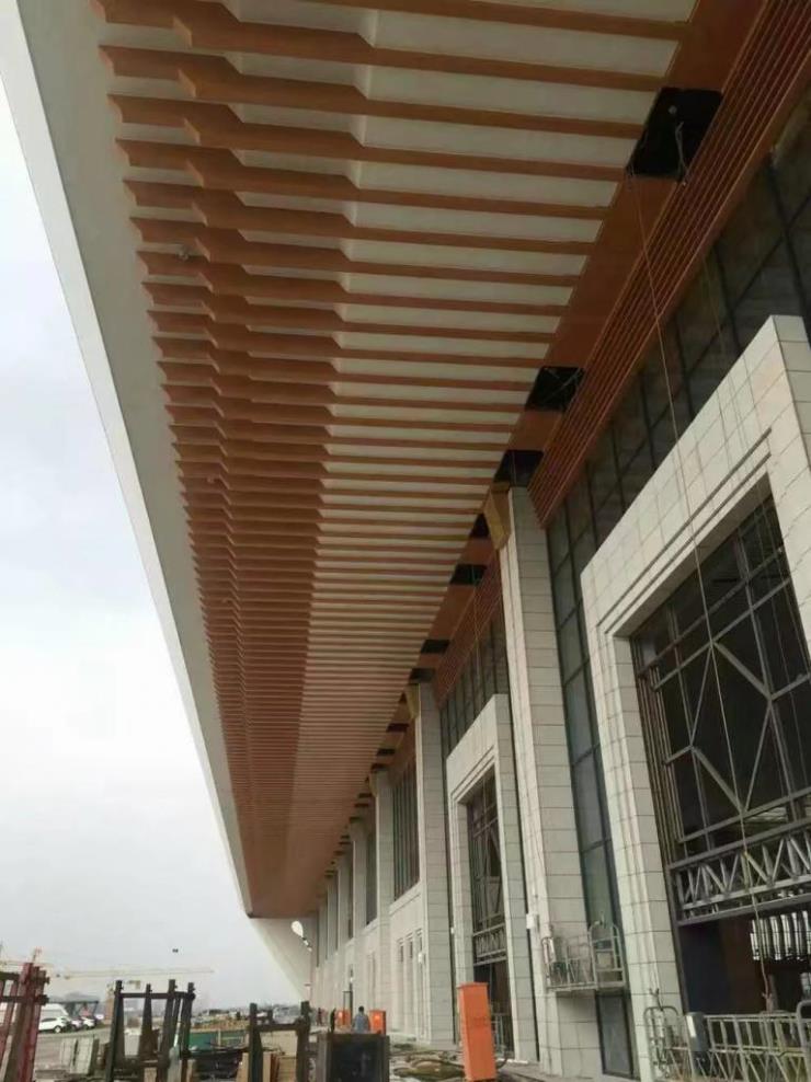 走廊吊顶木纹铝方通吊顶施工工艺 走廊吊顶木纹铝方通吊顶施工工艺 1.按要求测量出方通天花安装后的标高,纵横垂直确定水线。 方便,每条垂片都是的,可随意安装与拆卸,无须特别工具,方便与; 铝方通吊顶系统具有开放的视野,通风、透气,其线条明快整齐,层次分明,体现了简约明了的现代风格,安装拆卸简单方便,成为近几年风靡装饰市场的主要产品; 第二、表面处理。