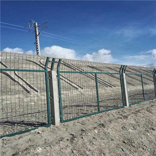 桥下防护栅栏金属网片_供应铁路护栏网生产厂家 铁路防护栅栏