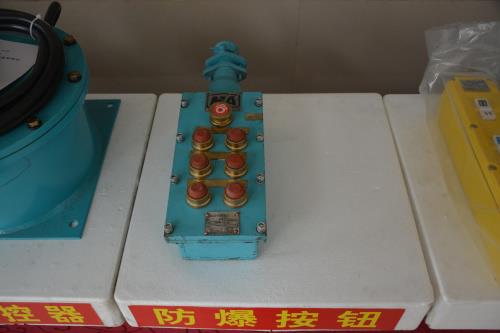 新闻:郧县防爆导轨式货梯√【】